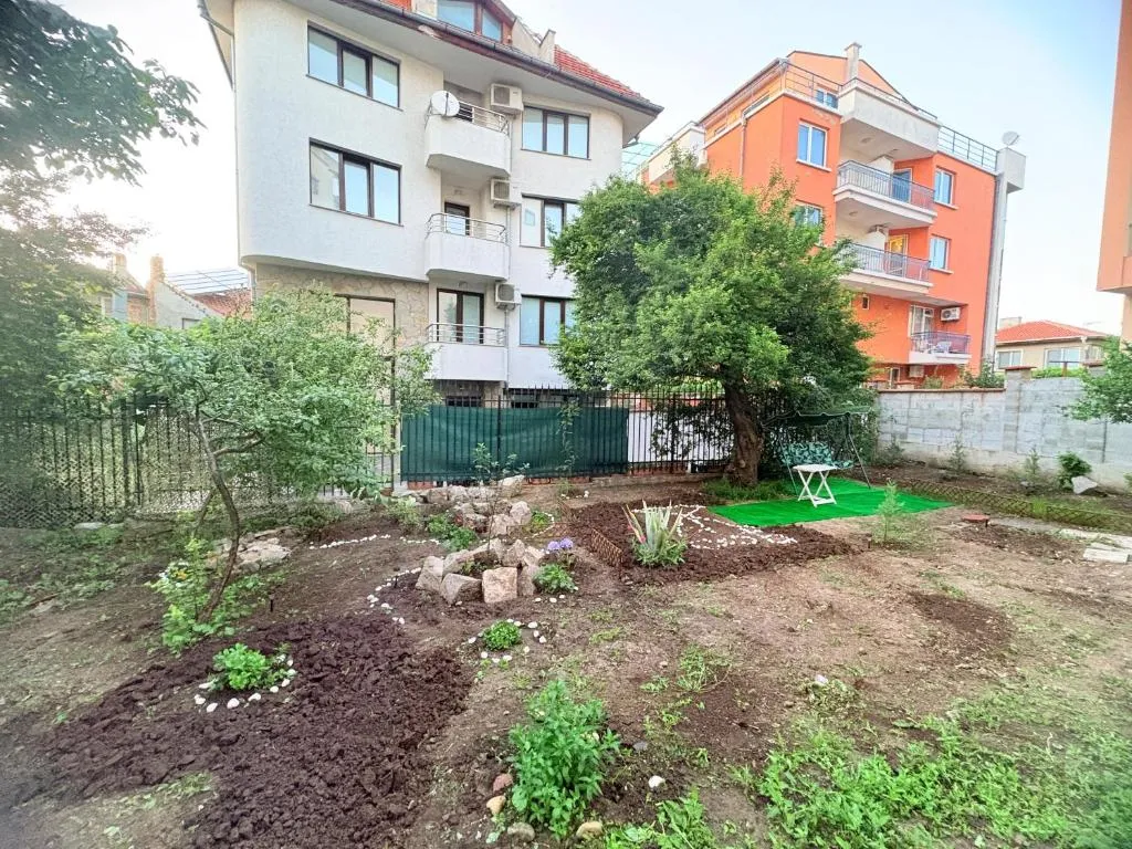 Сградата и дворът на Velonia Guest House